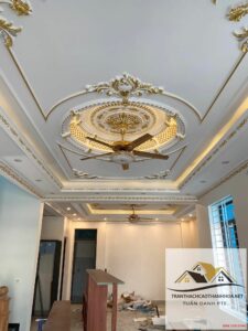 Trần thạch cao giật cấp kết hợp quạt trần và phào chỉ vàng