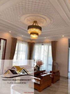 Trần thạch cao phào chỉ trong phòng khách có rèm trắng