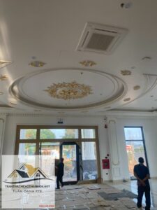 Trần thạch cao giật cấp hoa văn vàng cạnh cửa sổ