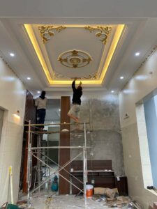 Thợ thi công trần thạch cao tại công trình ở Quảng Xương