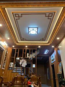 Trần thạch cao giật cấp đang hoàn thiện hệ đèn LED tại Quảng Xương