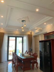 Trần thạch cao phẳng viền chỉ cho phòng khách nhiều ánh sáng