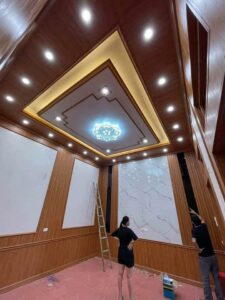 Trần thạch cao giật hai cấp kết hợp đèn LED và ốp gỗ